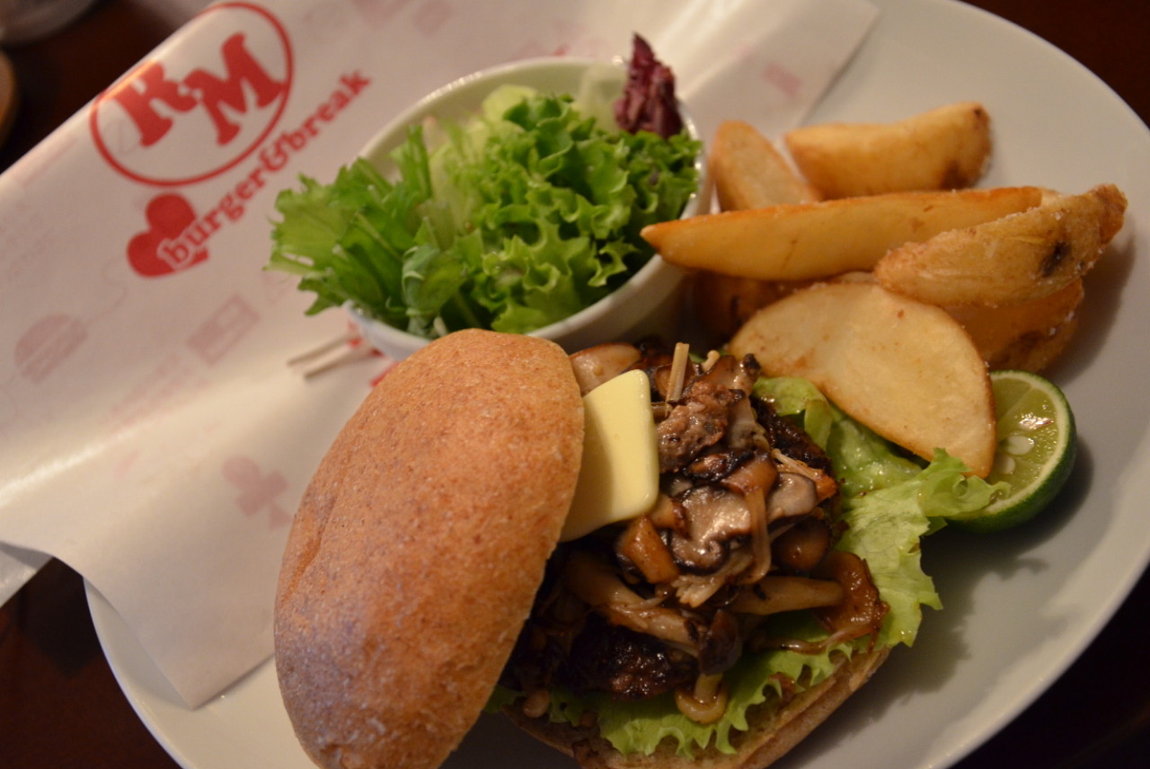 秋の味覚 Rmの新裏メニューにマツタケ いろいろきのこの和風ハンバーガー 登場 アキバな本屋