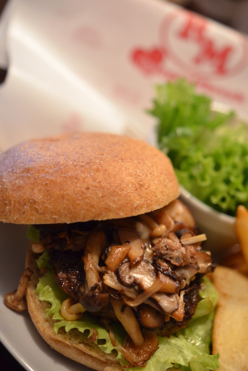 秋の味覚 Rmの新裏メニューにマツタケ いろいろきのこの和風ハンバーガー 登場 アキバな本屋