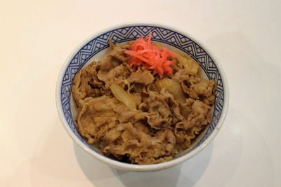 旅行先でも全国チェーン店でメシ食うやつｗｗｗｗ