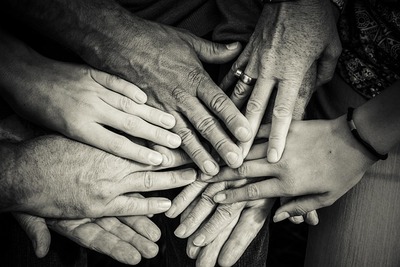 hands-4114905_640