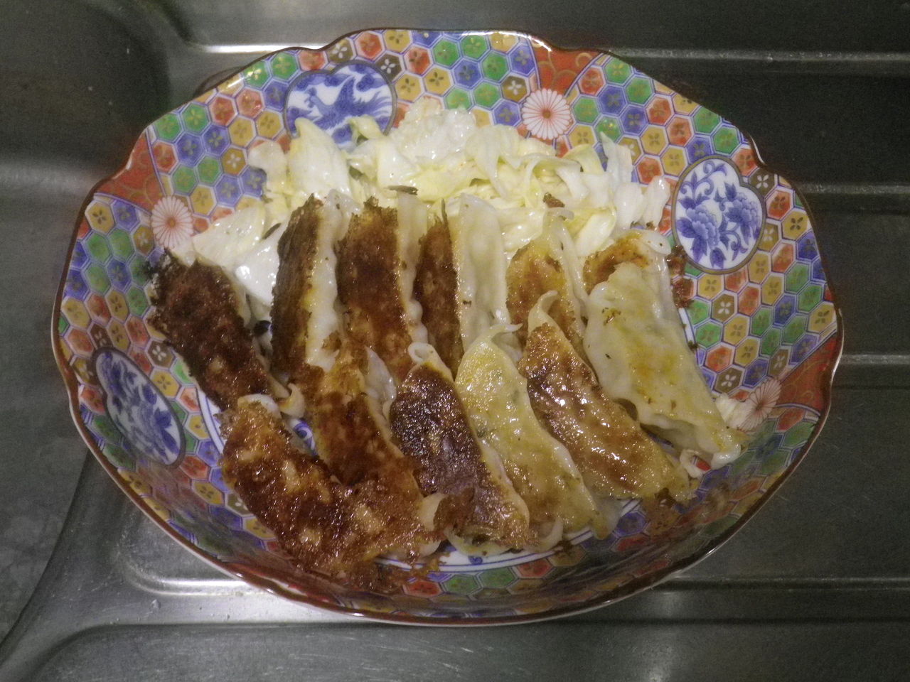 22 恥酒肴 _ 冷凍餃子を焼いたヤツ with にんにく塩キャベツ