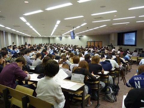 Fラン大学の前の方の座席にいるやつw