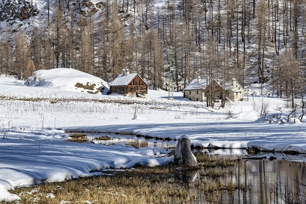 huts-8579309_1280