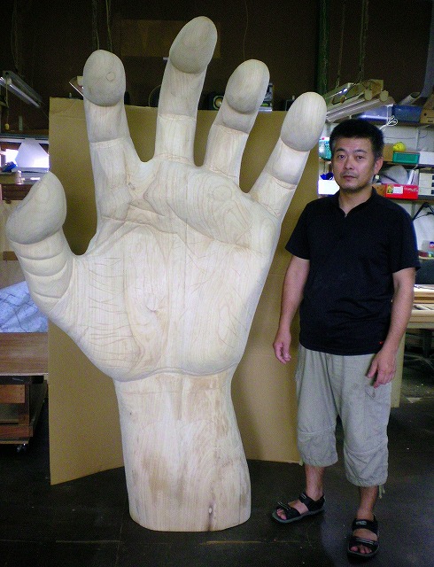 大きな手の彫刻 : 木彫り職人のつぶやき