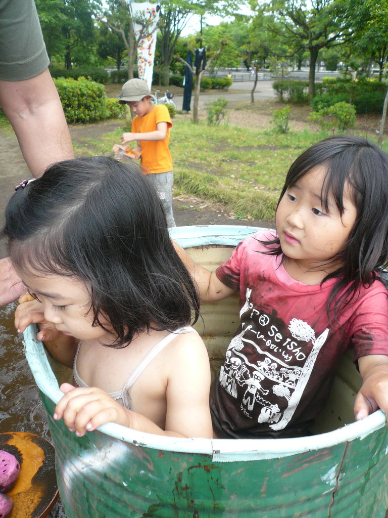 ドラム缶風呂　少女 