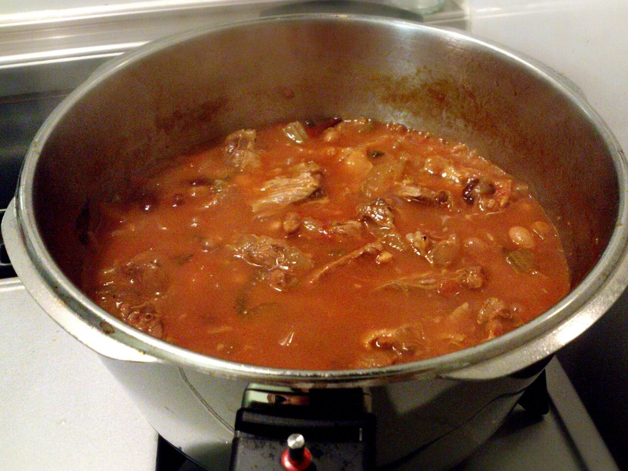 18歳のロシア人が息を呑むようなシュールレアリスムのモンタージュで成功