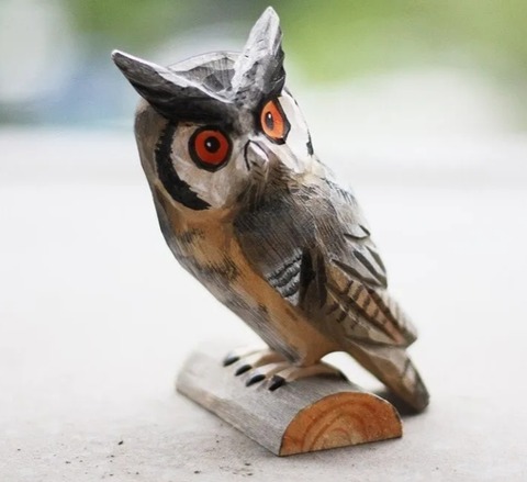木彫りのフクロウの置物