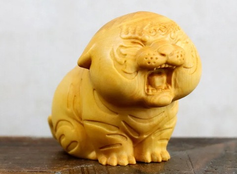 虎の置物木彫り