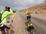 14、サイクリング仲間とすれ違う