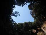 洞窟から見た青空