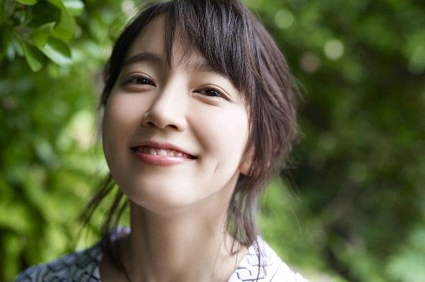吉岡里帆立①-600x399