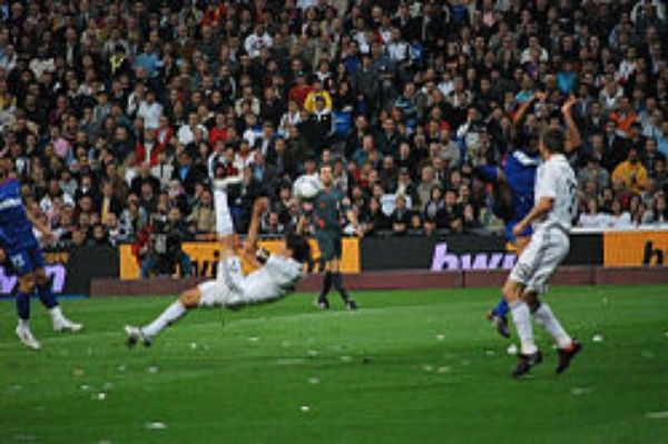 250px-Real_Madrid-Getafe_2009_-_Chilena_de_Raúl-600x399