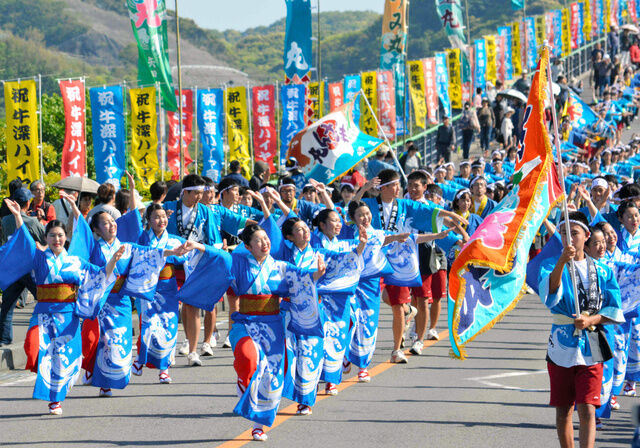 牛深ハイヤ祭りが開幕　オープニングは地元中高生ら大橋総踊り　熊本・天草市、4年ぶりの3日間開催