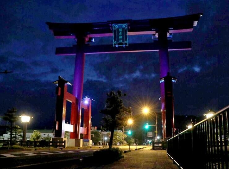 神様が地上に降りた！新潟県・弥彦村の「満月と大鳥居」ツーショットが神秘的すぎる