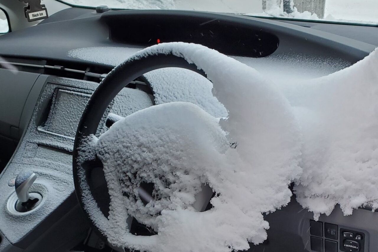 しまった！車の窓、閉め忘れた！雪まみれ
