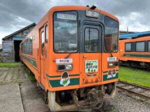 青森県で「きのこの山」「たけのこの里」初コラボが実現　津軽鉄道「夢見るきのたけ号」出発進行 