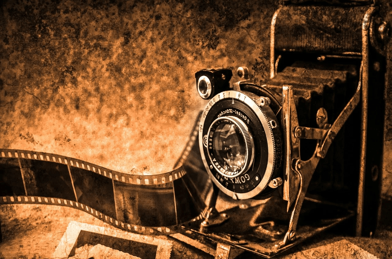 今日3月19日は『カメラ発明記念日』
