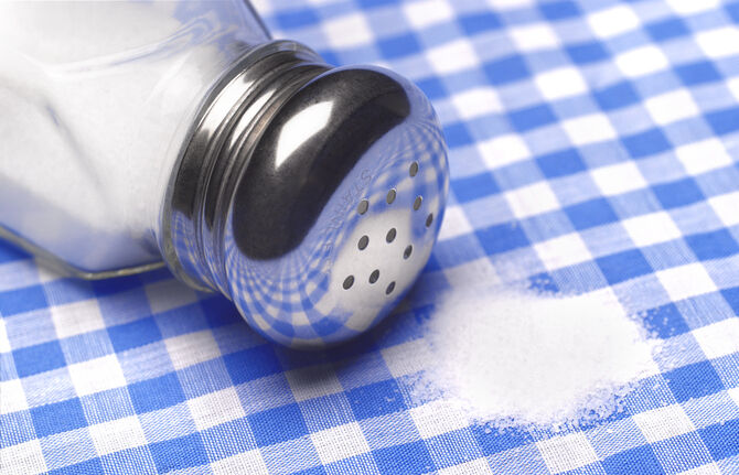 うっ！塩が、スーパーから消えた『中国塩買いだめ』