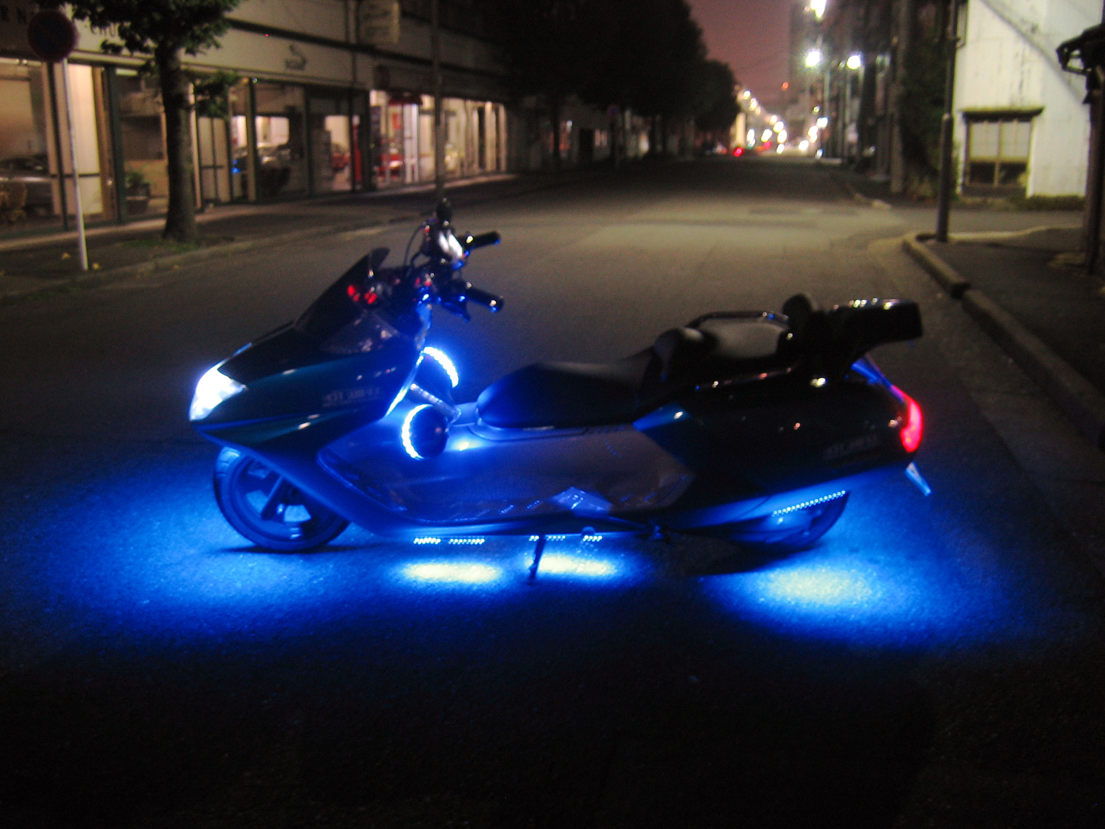 本日入庫の、マジェスティーC LED電飾カスタム HIDヘッドライト取付 H4