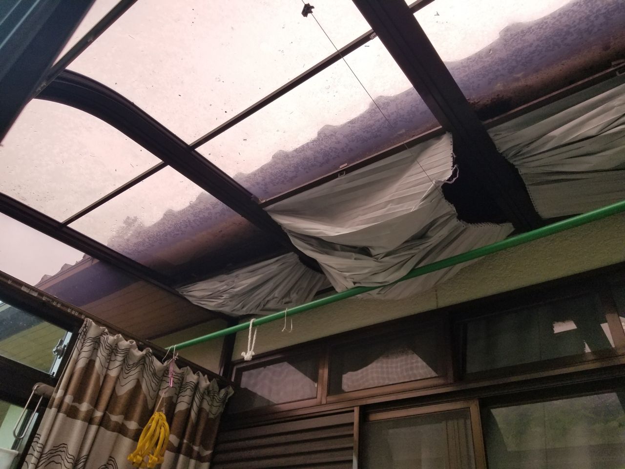 5月9日 水 サンルーム 日除けシェード交換 縦樋ジャバラ交換 株式会社ハウステックともえやのblog