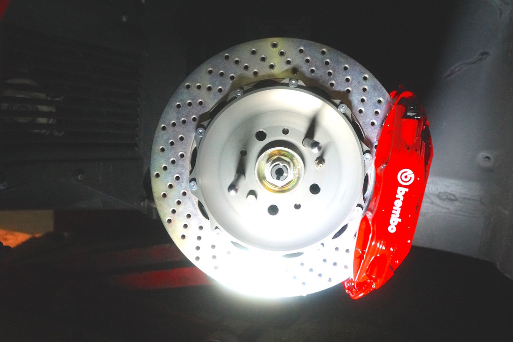 フェラーリF360モデナフロントにF50キャリパーと355φ2ピースディスクを 