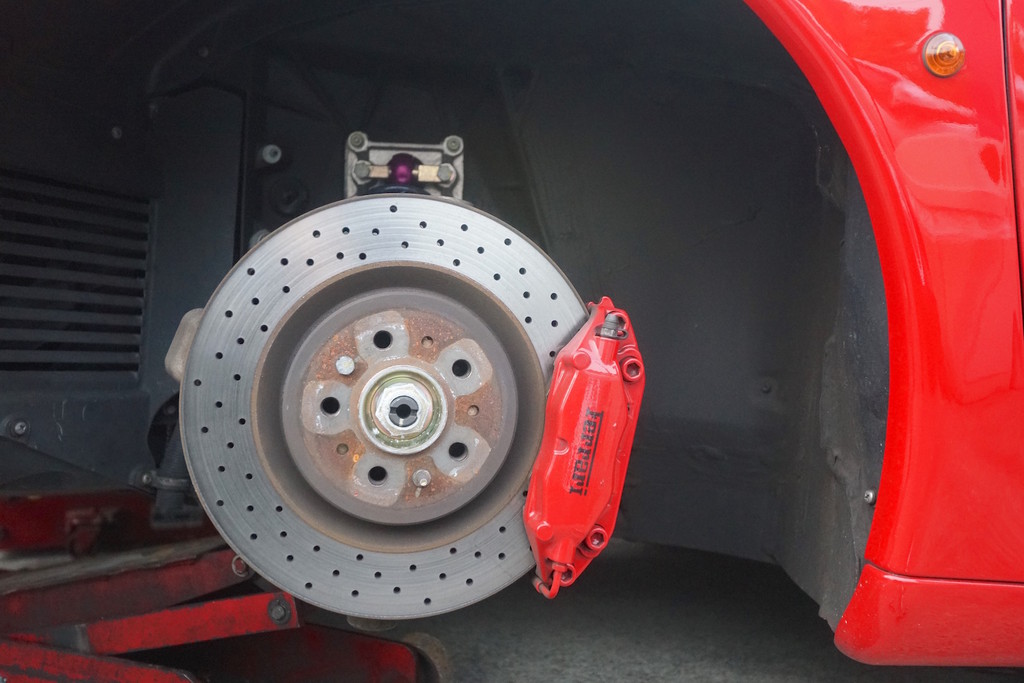 フェラーリF360モデナフロントにF50キャリパーと355φ2ピースディスクを 