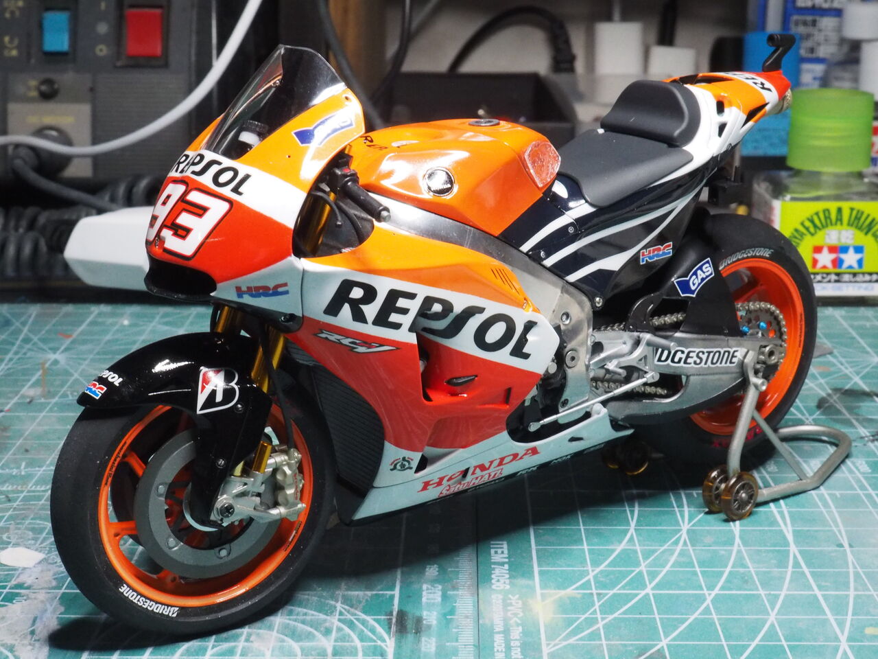 作る タミヤ REPSOL Honda RC213V '14 1/12「その12 完成へ」 : 299の