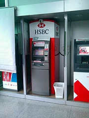 ホーチミンの空港。HSBC　ATMでベトナムドンを引き出せる