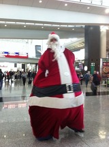 香港国際空港の巨大サンタクロース
