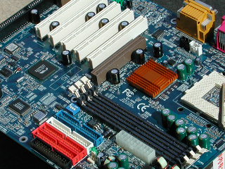 GIGABYTE GA-7ZXR コンデンサ交換① : HSDL.blog.jp GIGABYTE GA-7ZXR コンデンサ交換① : HSDL.blog.jp