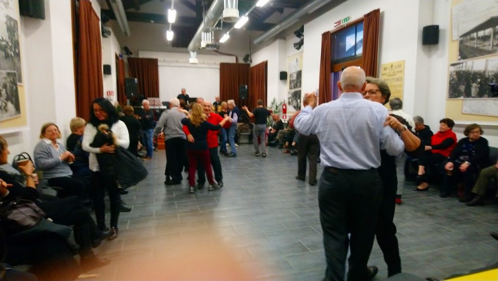 イタリア オスペダレッティという小さな町が主催のダンスパーティ イタリア人 年取っても踊る踊る ということはもしイタリア住めば自分も年取っても踊れるって事よ 年とっても割 Hsp Hss エンパス あとサイキックちょっと入ってるらしいよ 艸 自分に合う人