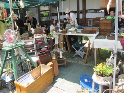 2012 5月の庭で蚤の市 092