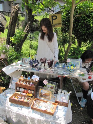 2012 5月の庭で蚤の市 072