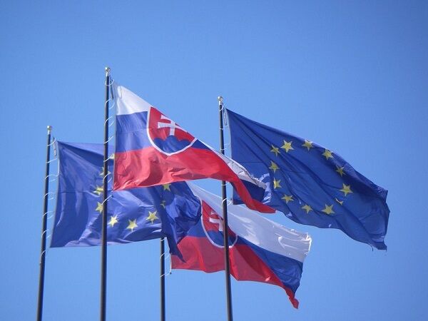 slovak_and_eu_flags.width-800