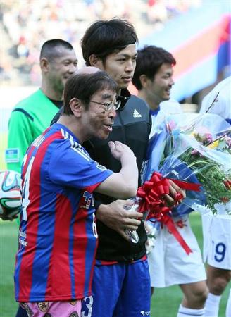 志村けんが試合前に 変なおじさん の衣装でピッチ脇に登場 吹田のサポがまとめます 志村けんが試合前に 変なおじさん の衣装でピッチ脇に登場 吹田のサポがまとめます