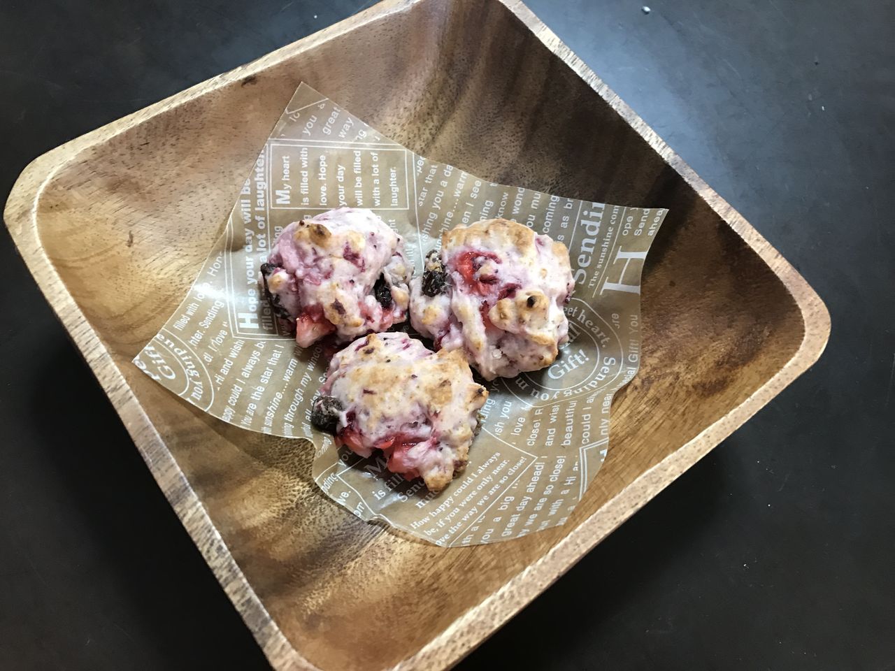 離乳食 完了期 おやつ イチゴとブルーベリーのスコーン Hug Baby 離乳食 完了期 おやつ イチゴとブルーベリーのスコーン Hug Baby