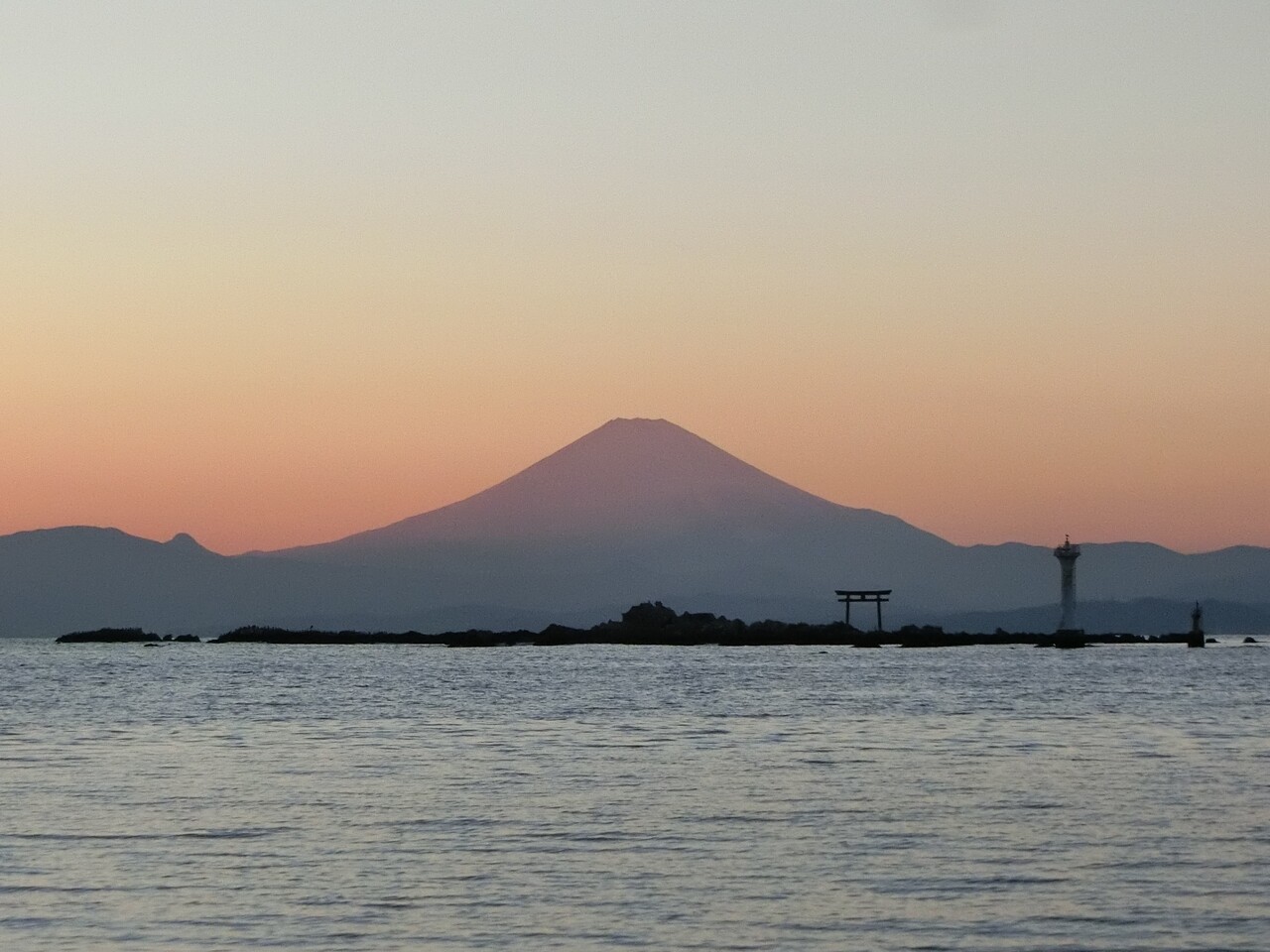 葉山森戸神社前からの富士山曼荼羅図、裕次郎灯台湘南の海 葉山・真名瀬海岸から見た富士山 : Nori-sukeの写真散歩