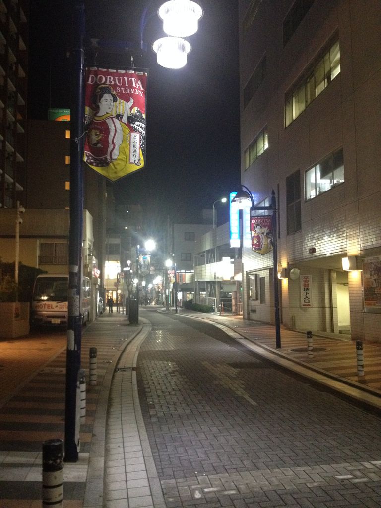 横須賀navy Burgerの名店 Honey Bee 横須賀市ドブ板通り近く 歴史オタクの郷土史グルメ旅 久良岐のよし