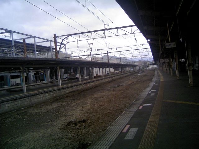 ぶらり 新大分駅 暗い深海から青い天空まで