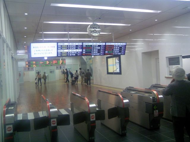 ぶらり 新大分駅 暗い深海から青い天空まで