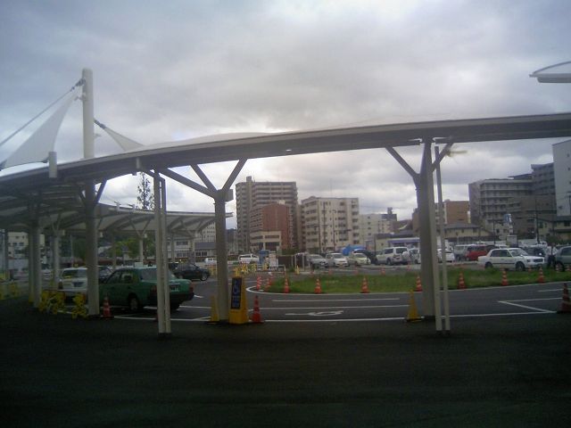 ぶらり 新大分駅 暗い深海から青い天空まで