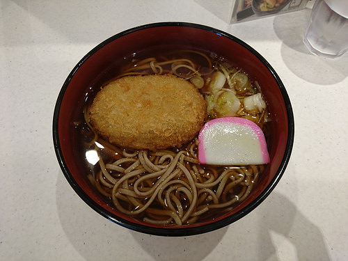 盛岡駅の立ち食いそばで「北上コロッケそば」＠にはち