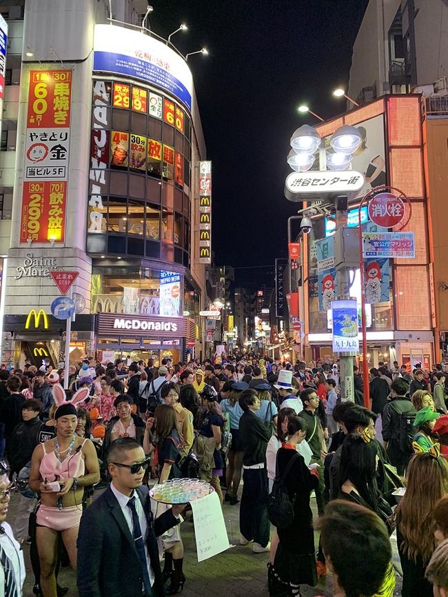 【最悪】ハロウィンで渋谷がゴミの街 / 異臭漂う！住民激怒「渋谷で仮装してる人みんなバカに見える」