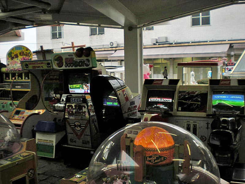 旅館のゲームコーナーって80年代で時間が止まってるよね まおか 旅館のゲームコーナーって80年代で時間が止まってるよね まおか
