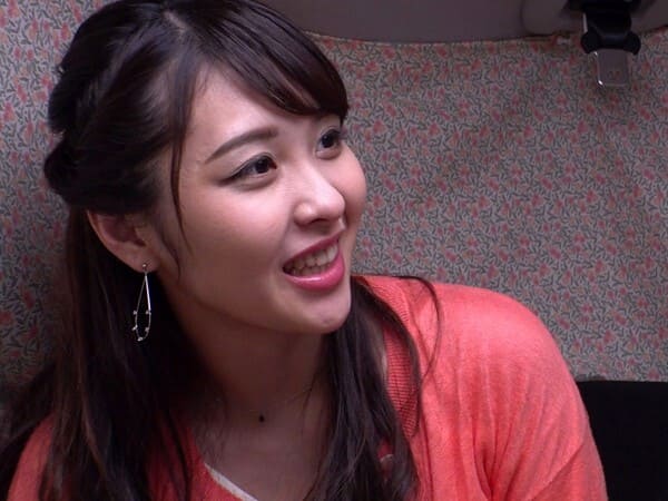 人妻ナンパ「オナニーは週イチです…！」美脚な33歳のセレブ奥様をバイブでイカせて他人棒を挿入中出し｜白咲花