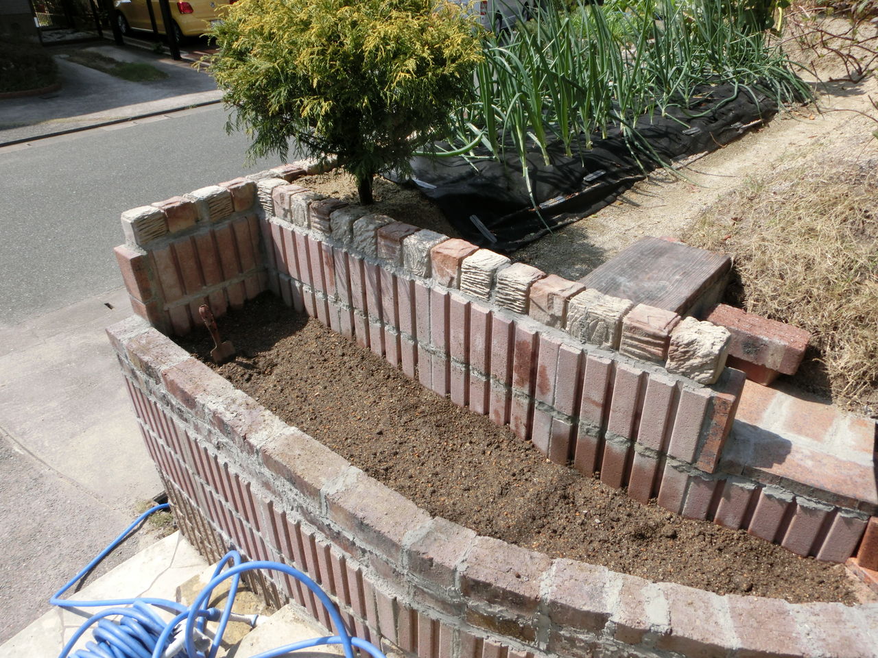 ミニ花壇がやっと完成 爺の道草閑話録 ミニ花壇がやっと完成 爺の道草閑話録
