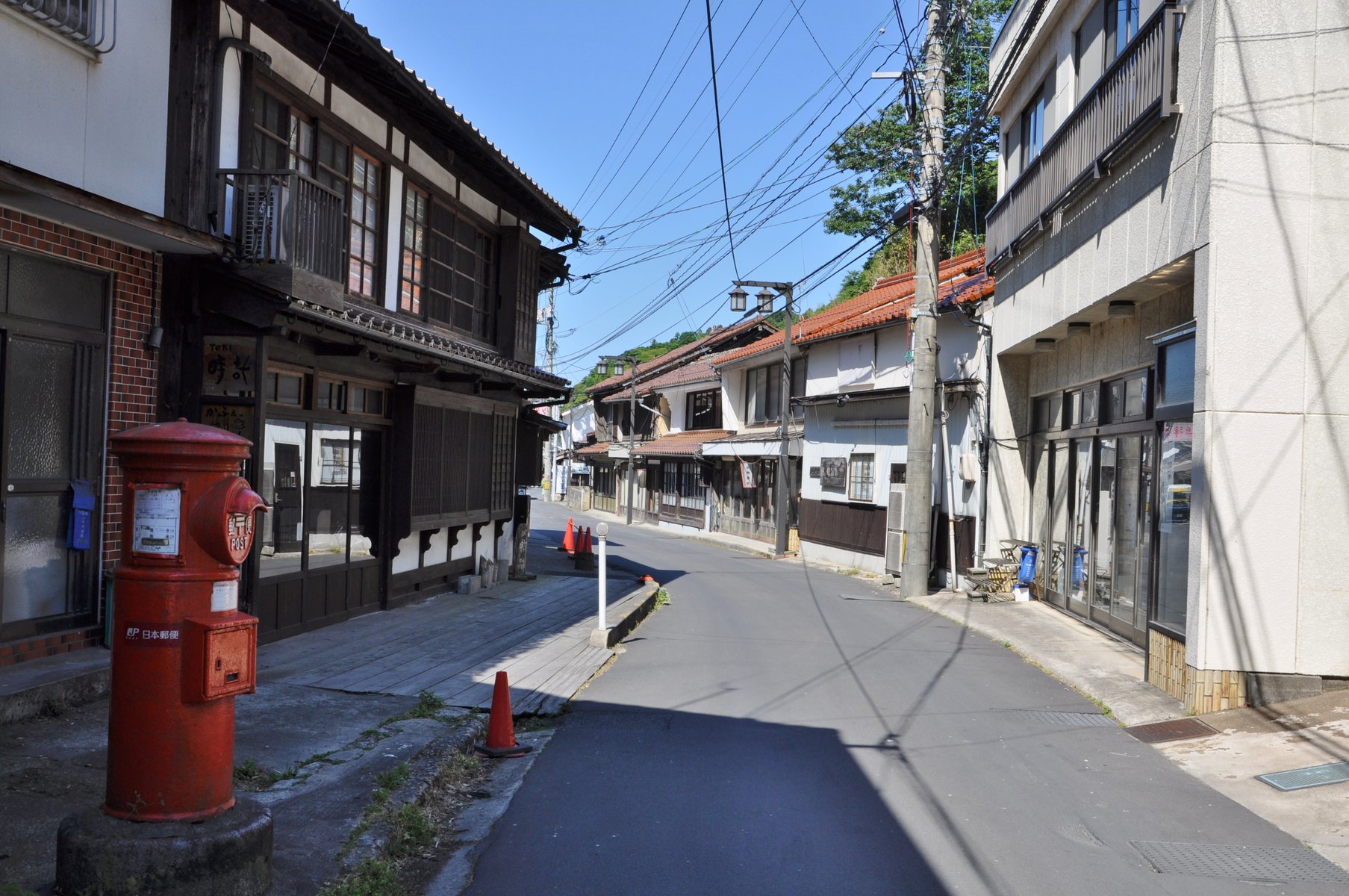 町並み散策と近代建築





温泉町

島根県大田市 温泉津温泉（続き）　町並み その２島根県大田市 温泉津温泉　町並み その１