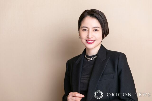 【ポージング最高】「エルピス」長澤まさみ、スーツ姿のオフショット公開　