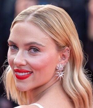 スカーレット・ヨハンソンがマリリン・モンローに変身！純白ドレスで新作プレミアに登場