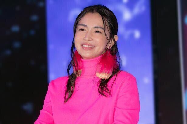 長谷川京子“セクシーを通り越して神々しい”…、真っ赤なランジェリー姿に「京子さん美しすぎます」